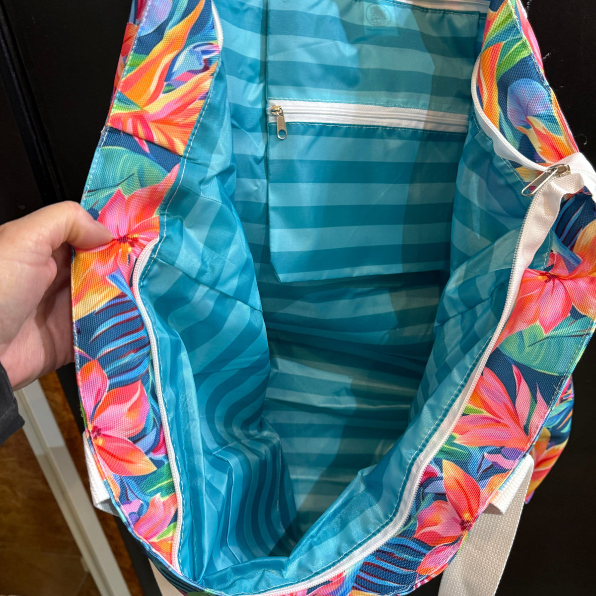 Beach Bag Bird of Paradise design is fully lined and all made from recycled PET bottles. 