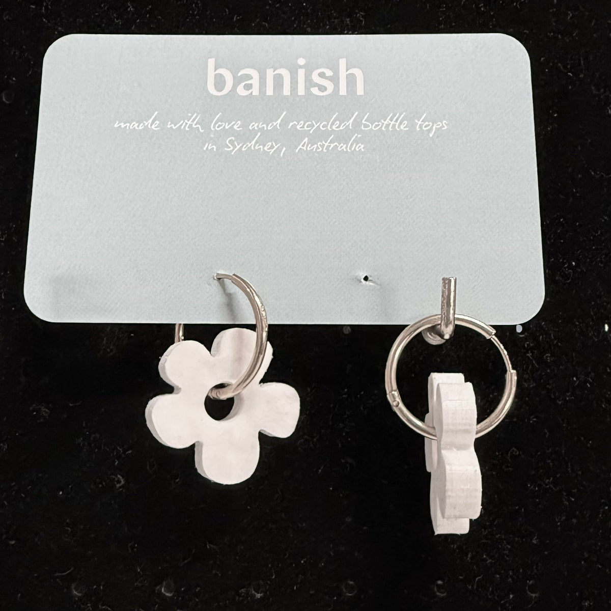 Transmutation - Hoop Earrings for pierced ears, in white recycled plastic, in the shape of a daisy. 